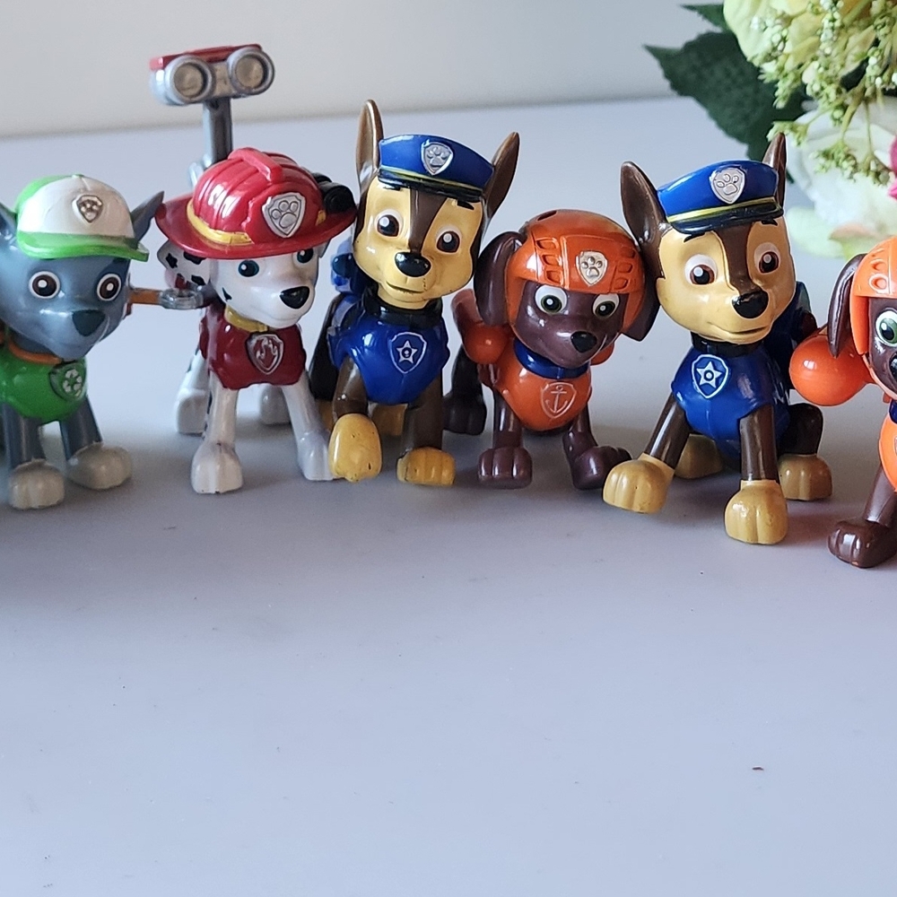 11 Pieces, Paw Patrol Rescue Team Action Figures - Red, Blue, Green. - Picture 14 of 15